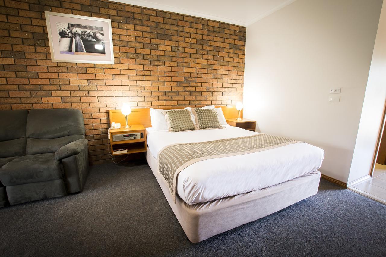 Sportslander Motor Inn Moama Exterior photo
